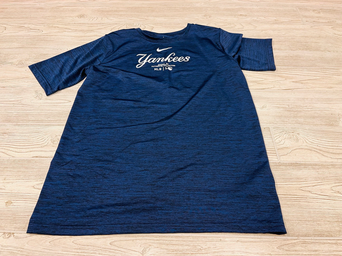 The Nike Tee New York Yankees Athletic Short Sleeve Shirt