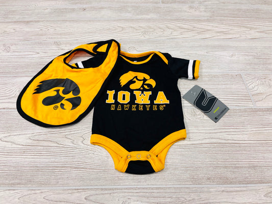 Colosseum Iowa Hawkeyes Short Sleeve Onesie with Bib